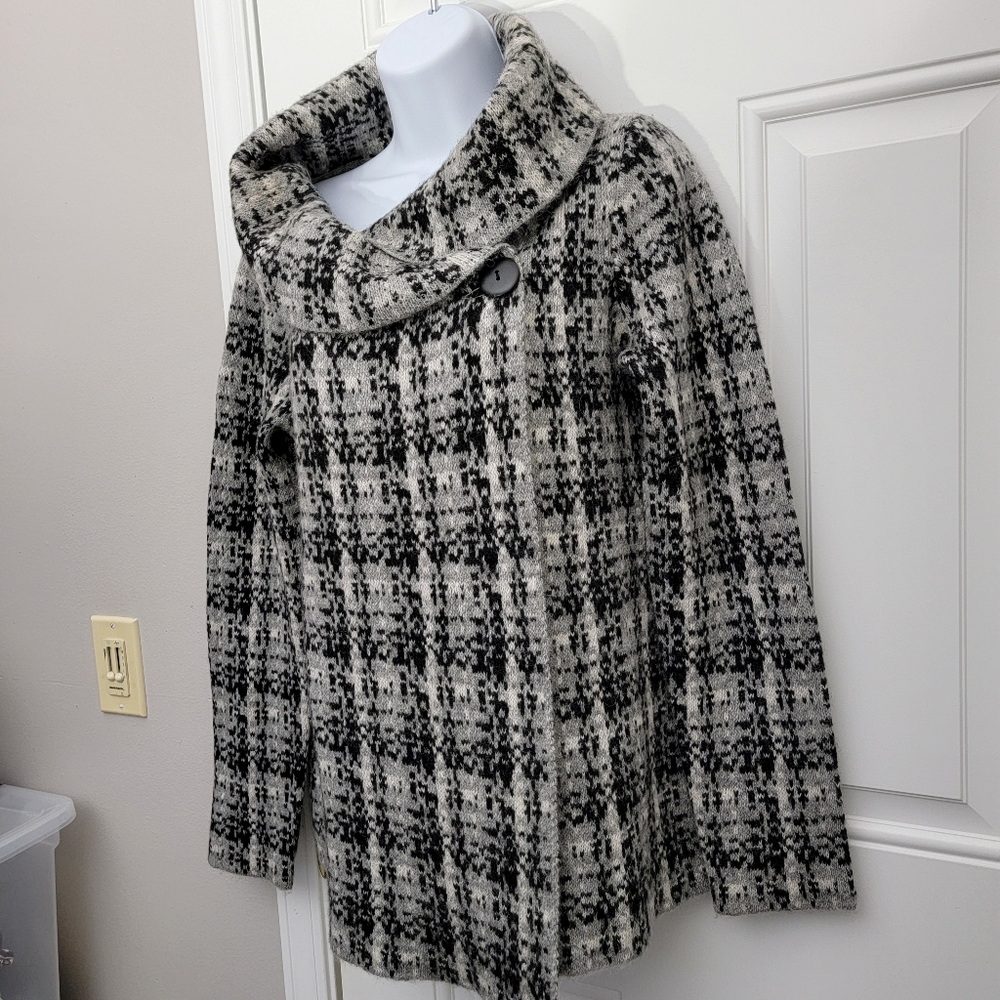Christian Siriano Black White Gray Plaid 1 Button Cowl Neck Sweater Size Medium - Picture 4 of 10